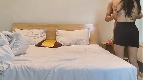 หนังโป๊ไทย เย็ดหีเจ๊ในวงเหล้า นั่งกินเหล้าเมายันเช้าเพื่อนกลับทีละคน ผัวเจ๊ไปร้านค้าซื้อเหล้าเจ๊เงี่ยนหีแอบเสียวเย็ดควยลูกน้องผัว แหวกกางเกงให้เอาควยเสียบหีขย่มเย็ดเบาๆ